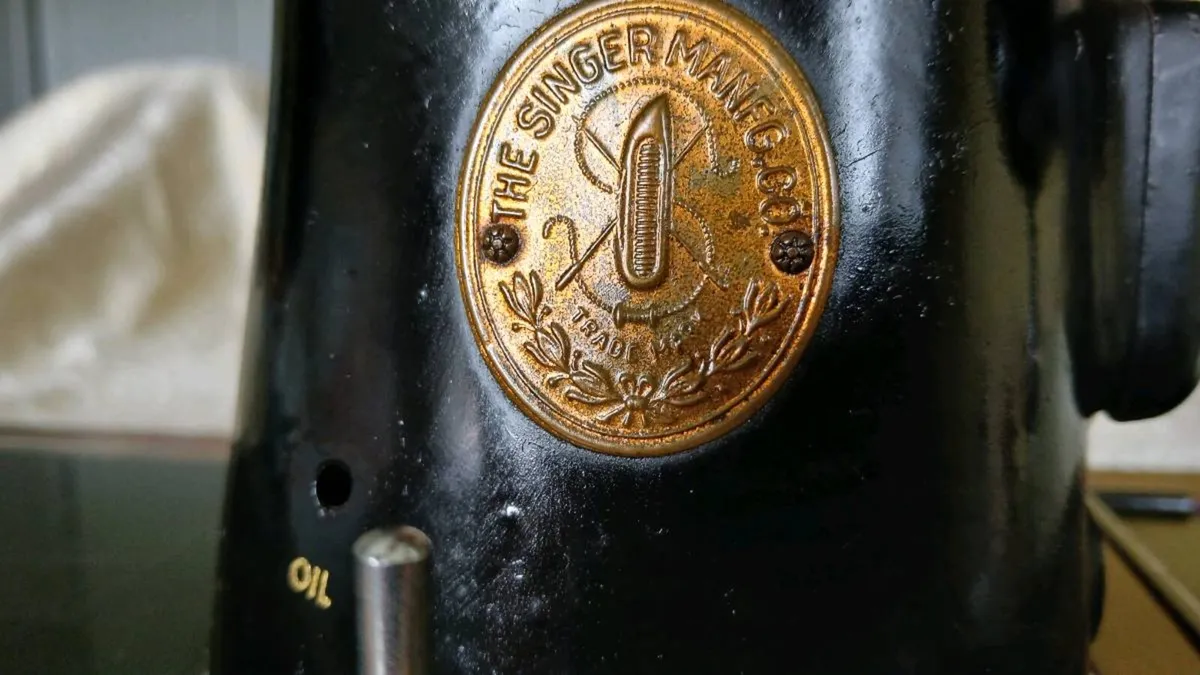 Vintage Singer Sewing machine - Image 3