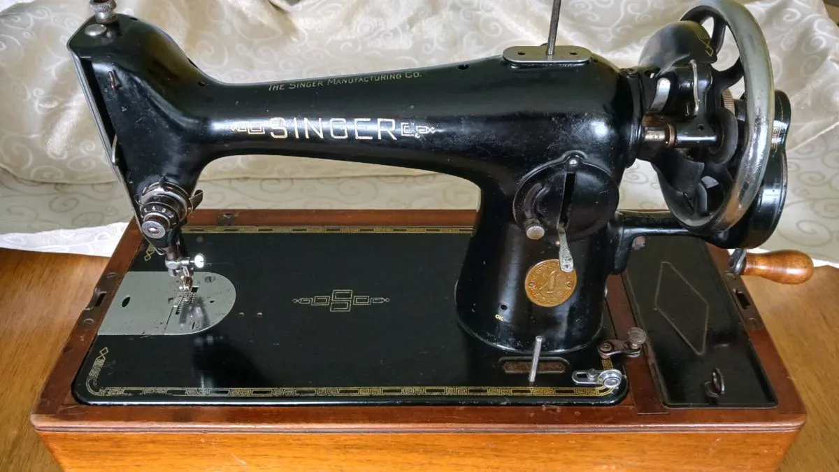 Vintage Singer Sewing machine - Image 1