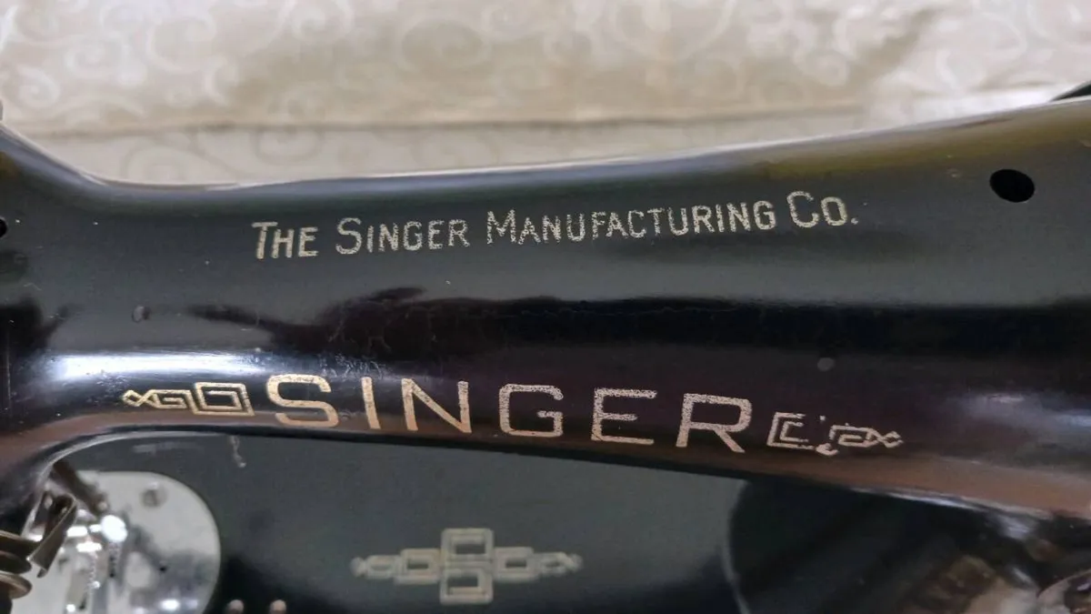 Vintage Singer Sewing machine - Image 2