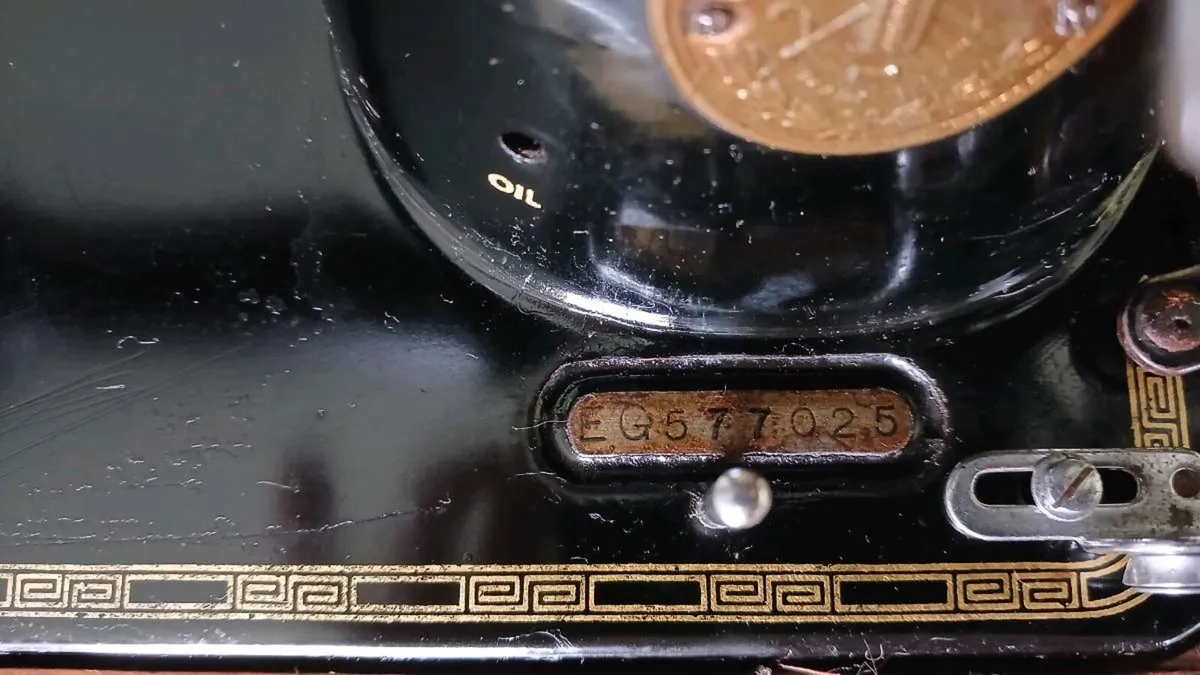 Vintage Singer Sewing machine - Image 4
