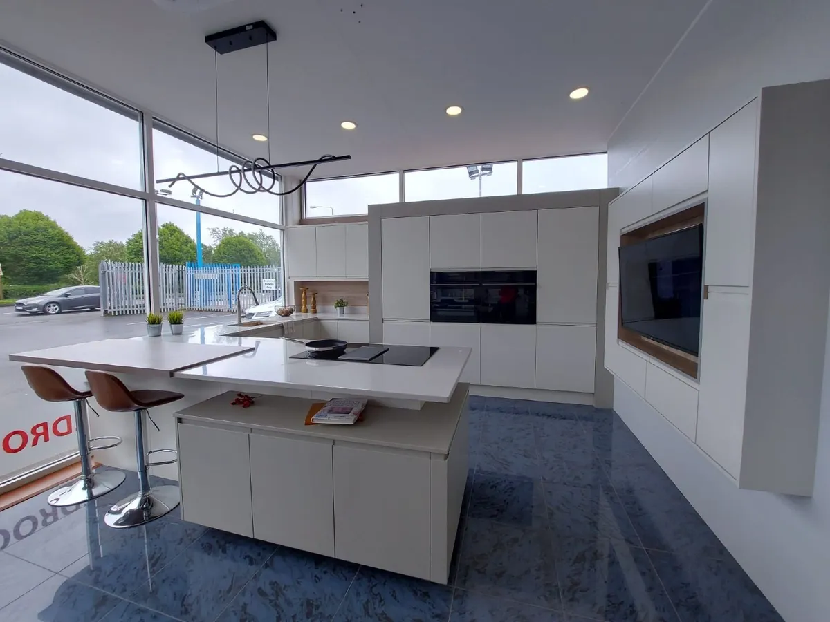 Kitchen showroom display - Image 2