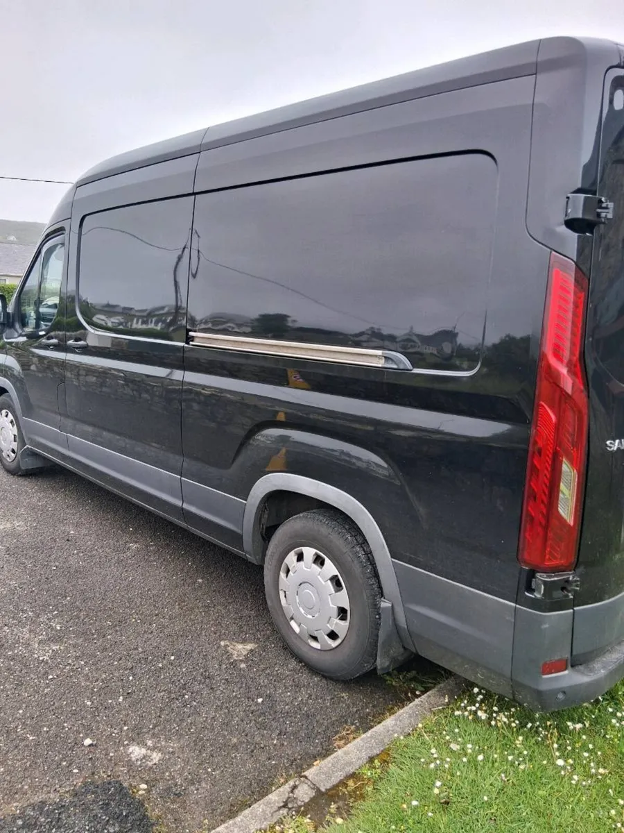 Commercial vehicle - Image 1