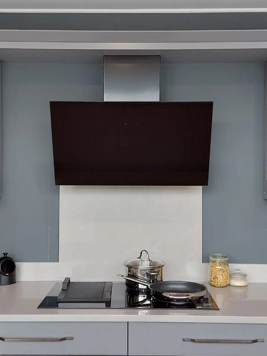 Showroom display extractor hood - Image 1