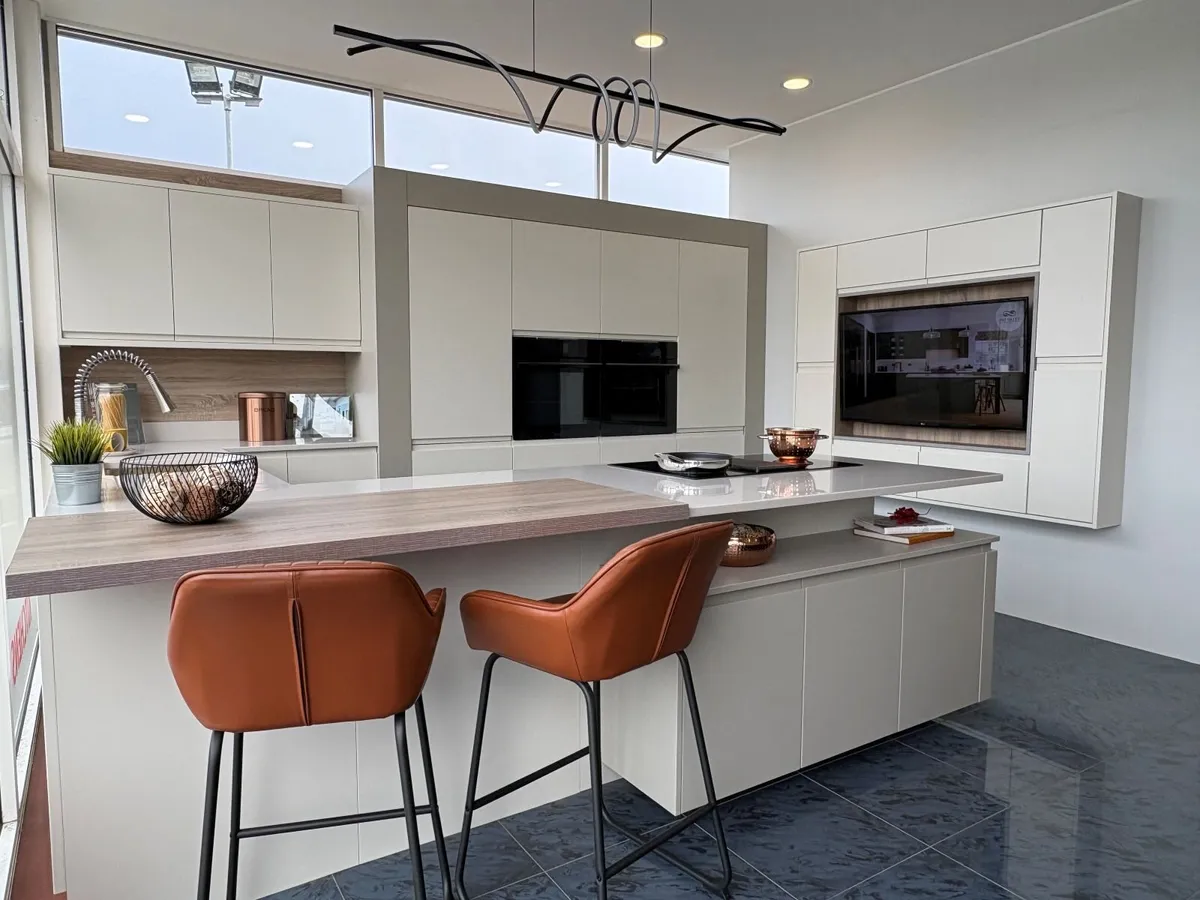 Kitchen showroom display - Image 1