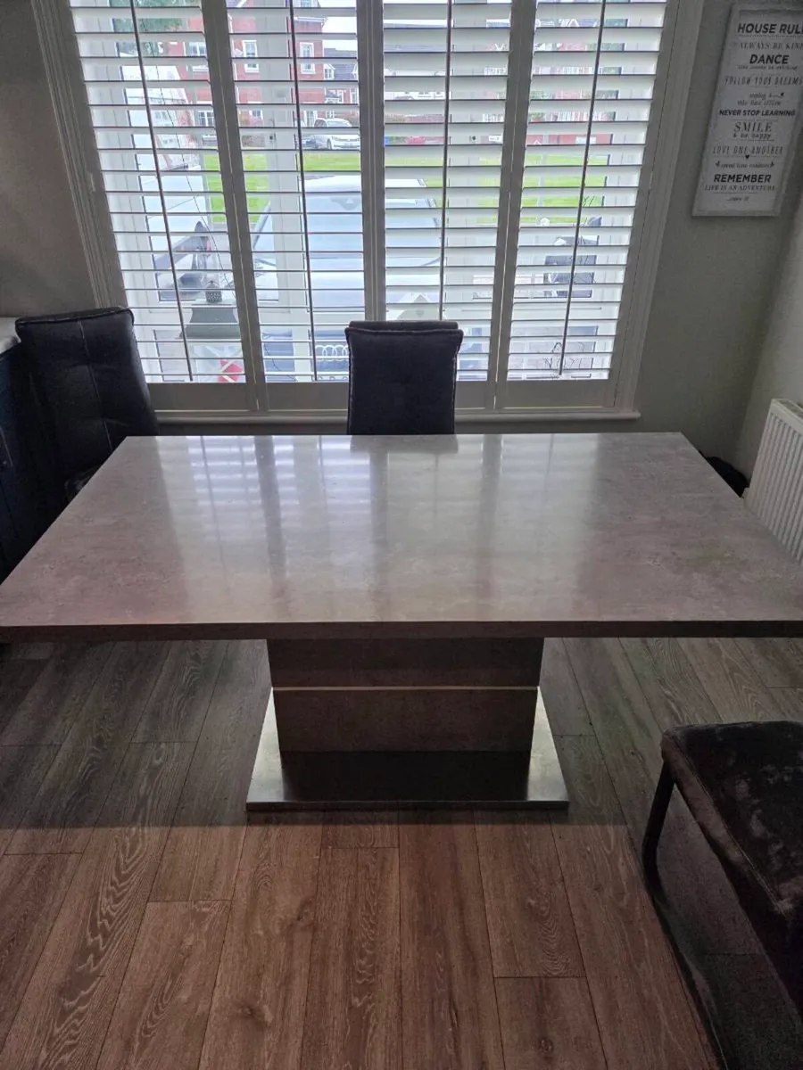 Table 1600 x 900 - Image 1