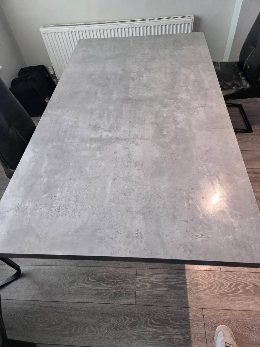 Table 1600 x 900 - Image 2
