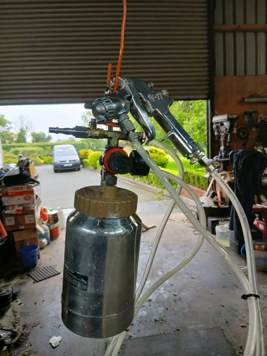 2 ltr  preshure  pot and spray  gun - Image 1