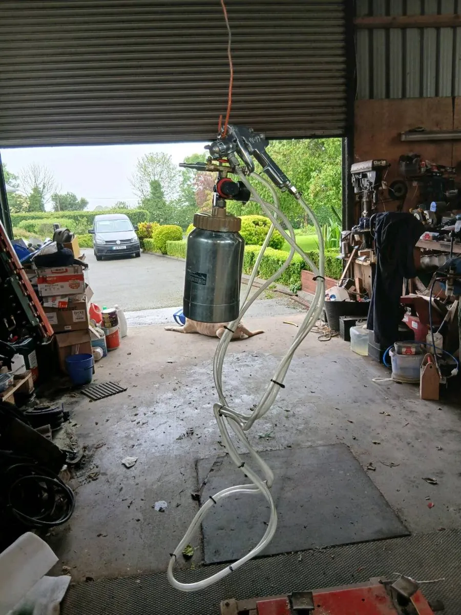2 ltr  preshure  pot and spray  gun - Image 2