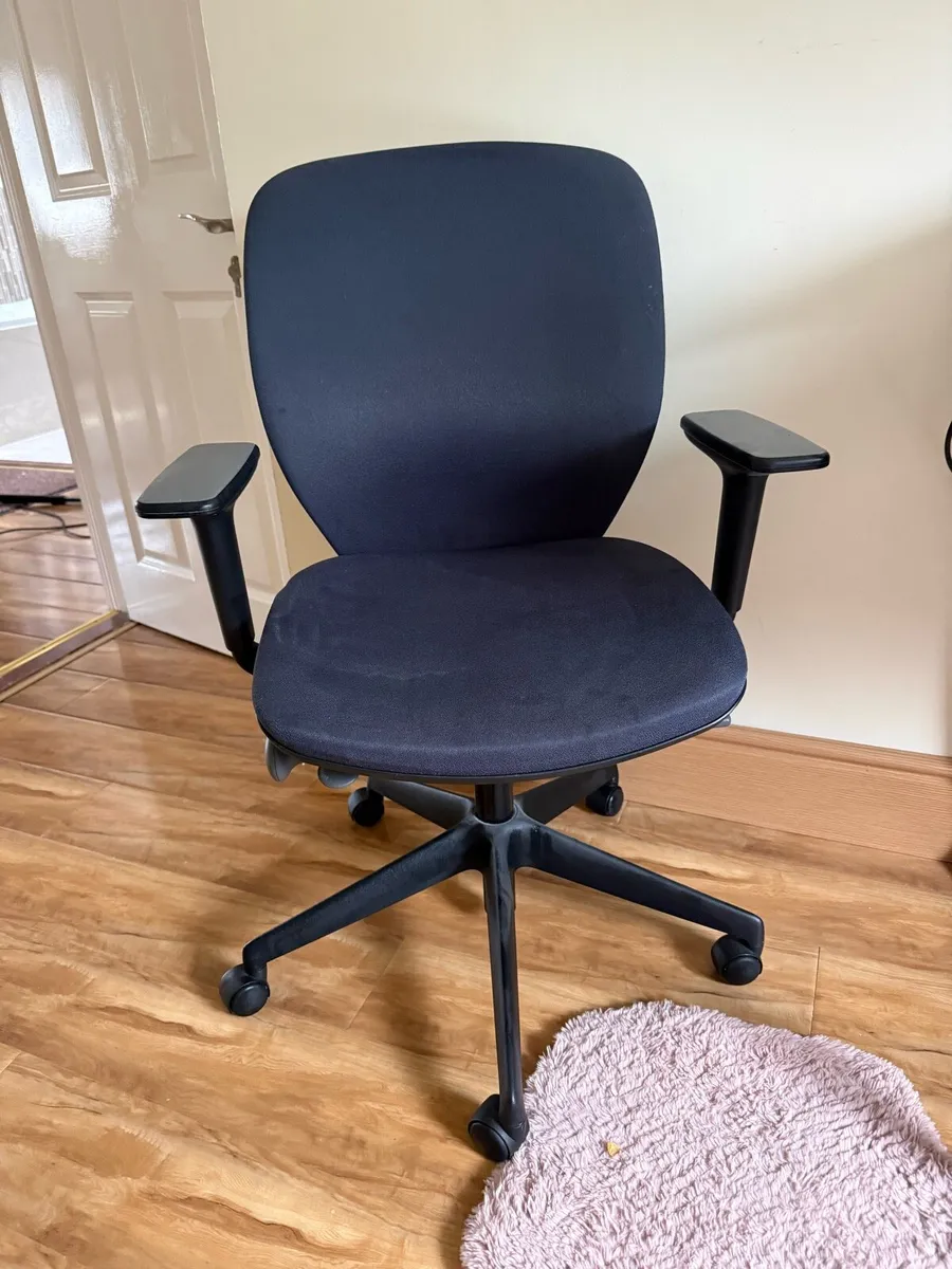 Ergonomic computer chair - Image 1