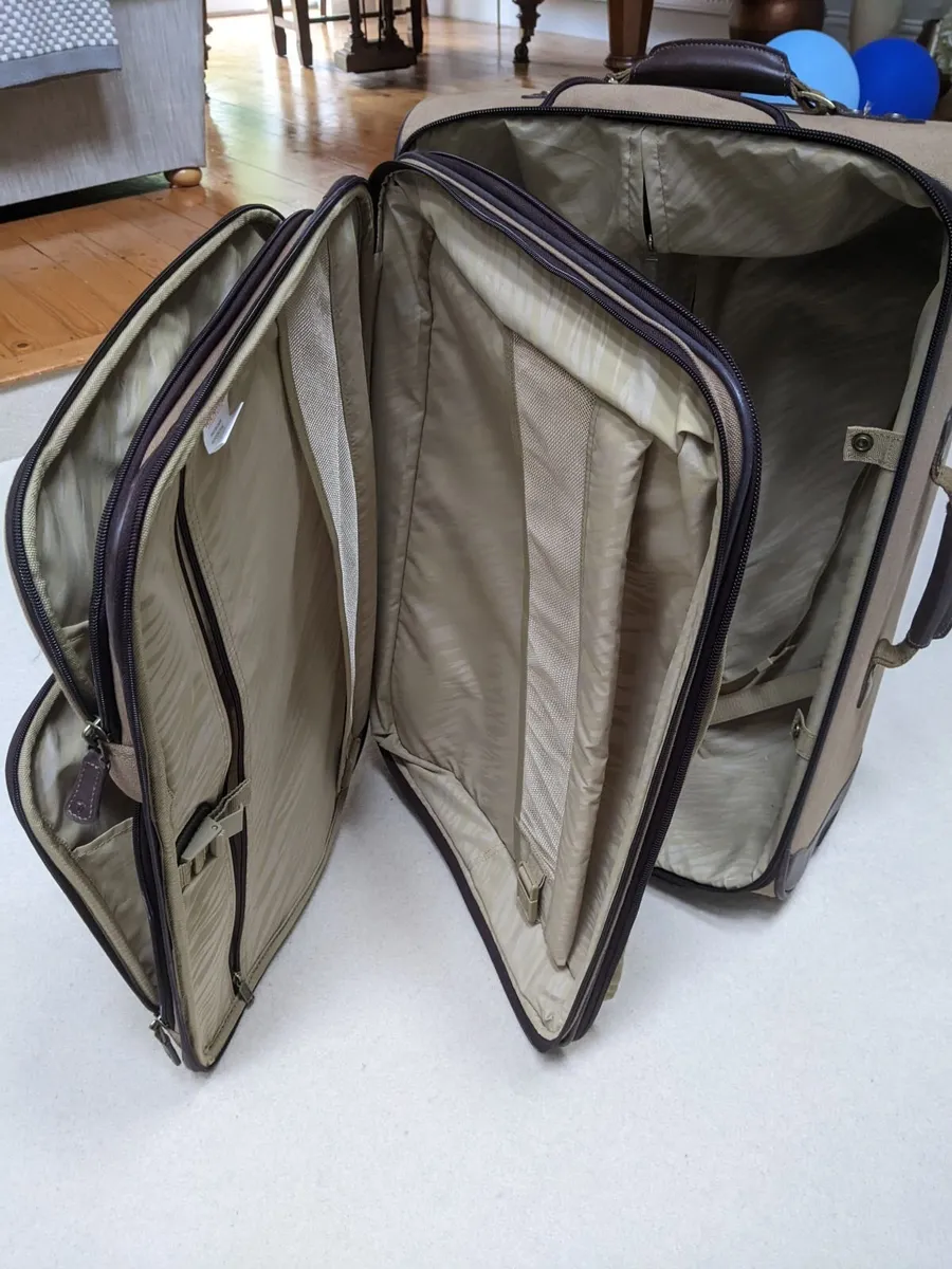 Large suitcase - Image 2