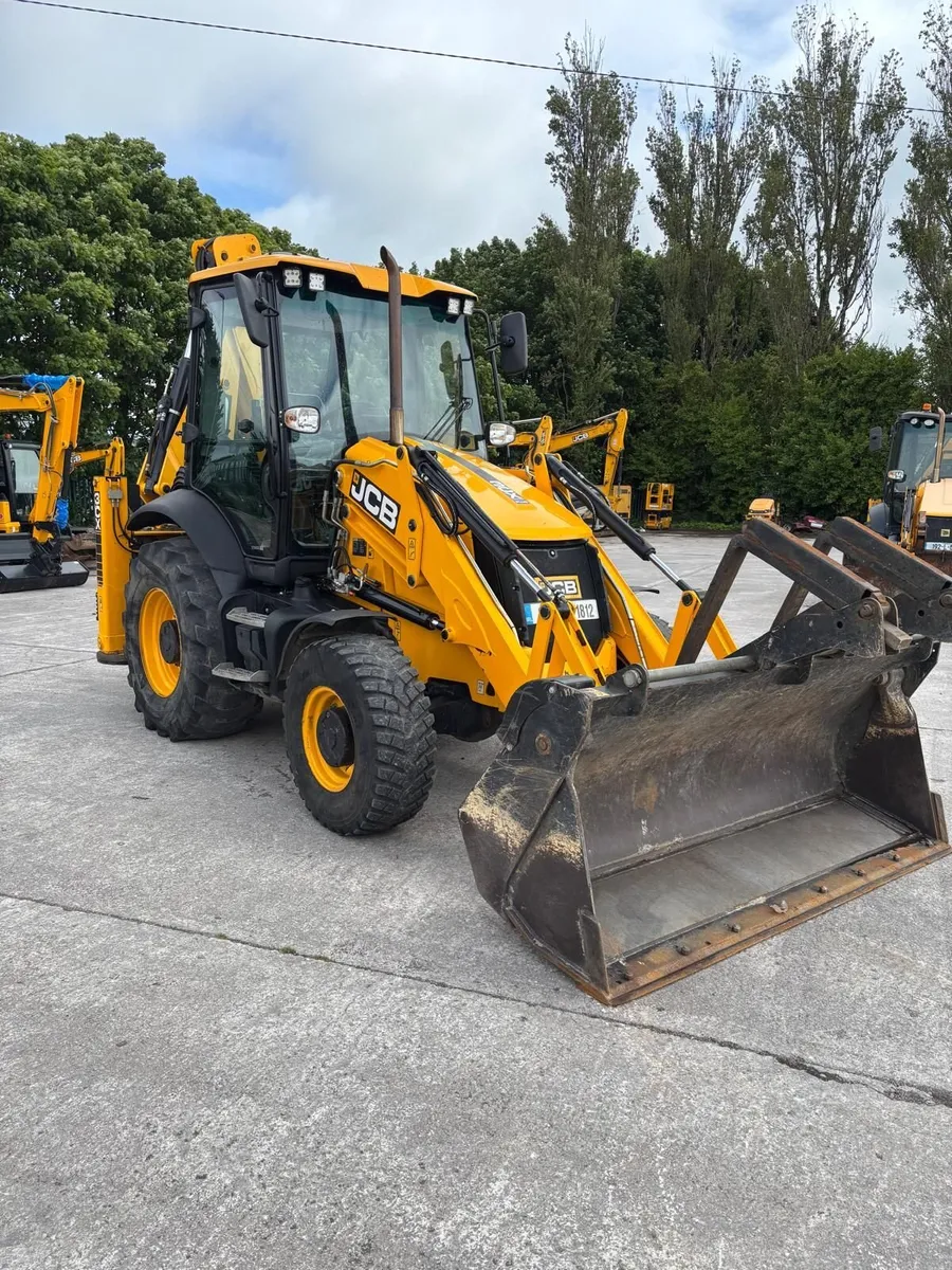 JCB 3cx plus 2023 ref 21009349 - col - Image 1