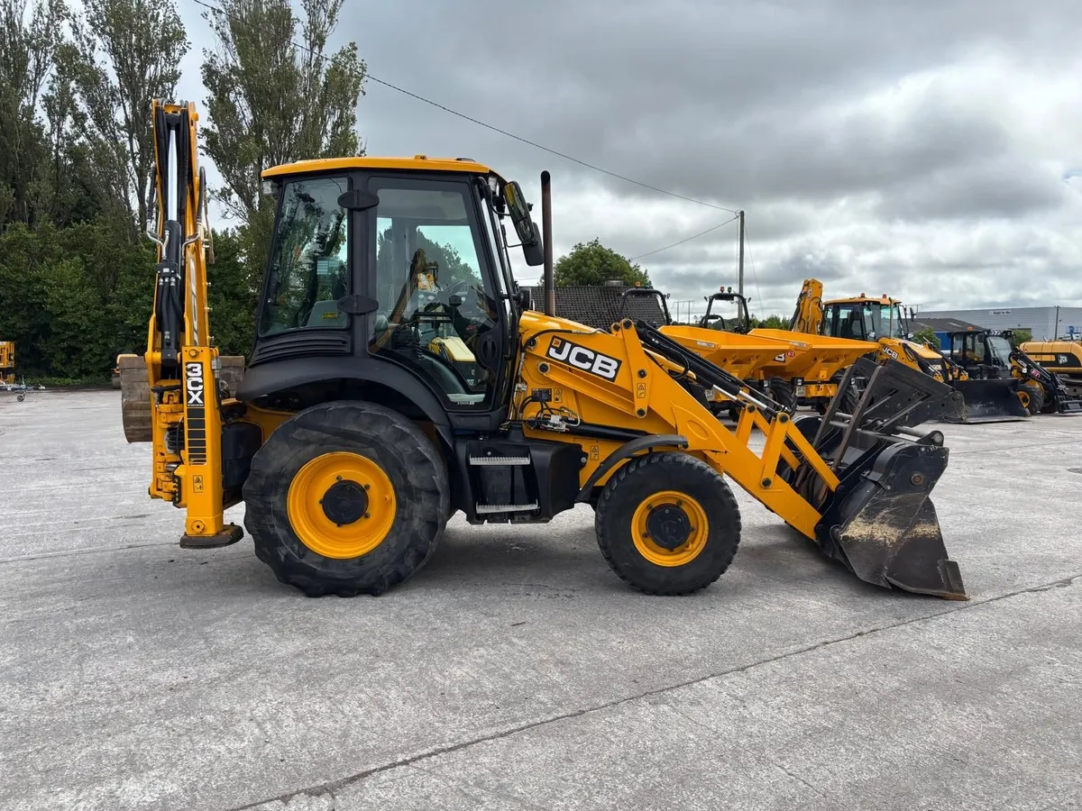 JCB 3cx plus 2023 ref 21009349 - col - Image 3
