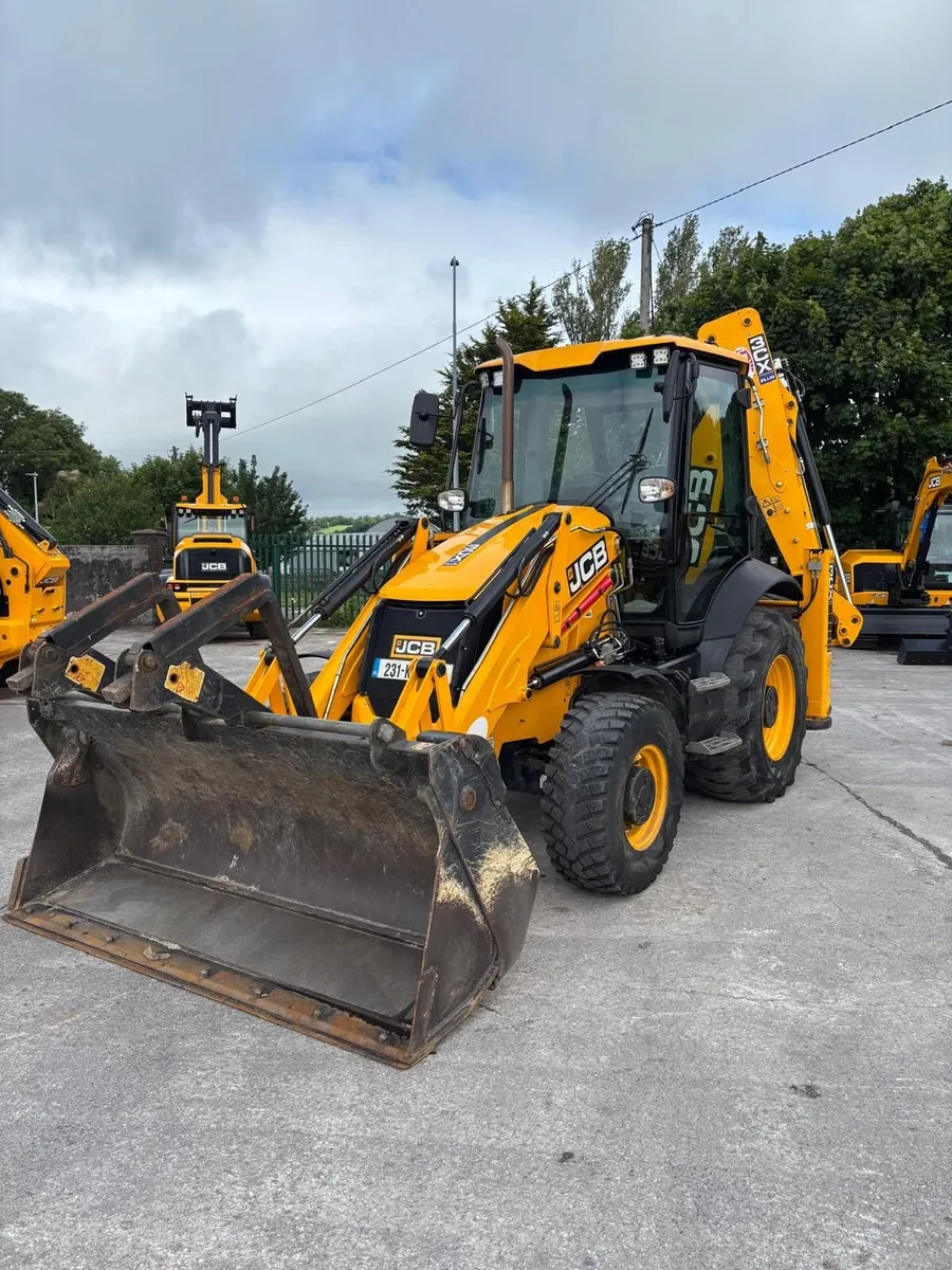 JCB 3cx plus 2023 ref 21009349 - col - Image 4