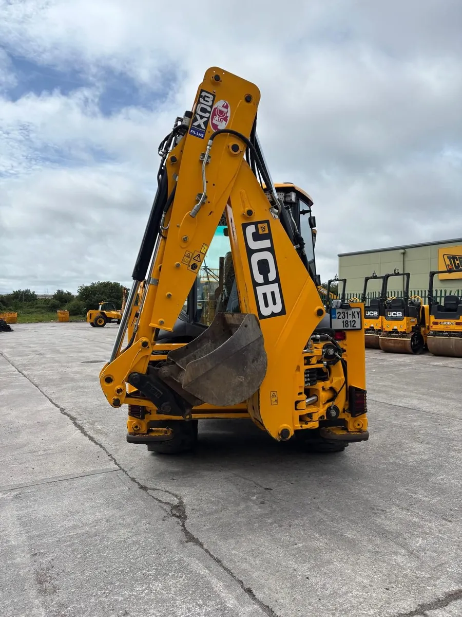 JCB 3cx plus 2023 ref 21009349 - col - Image 2