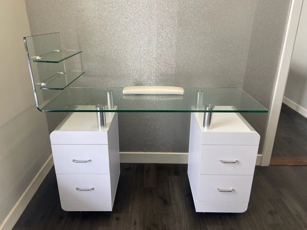 Salon nail station - Image 1