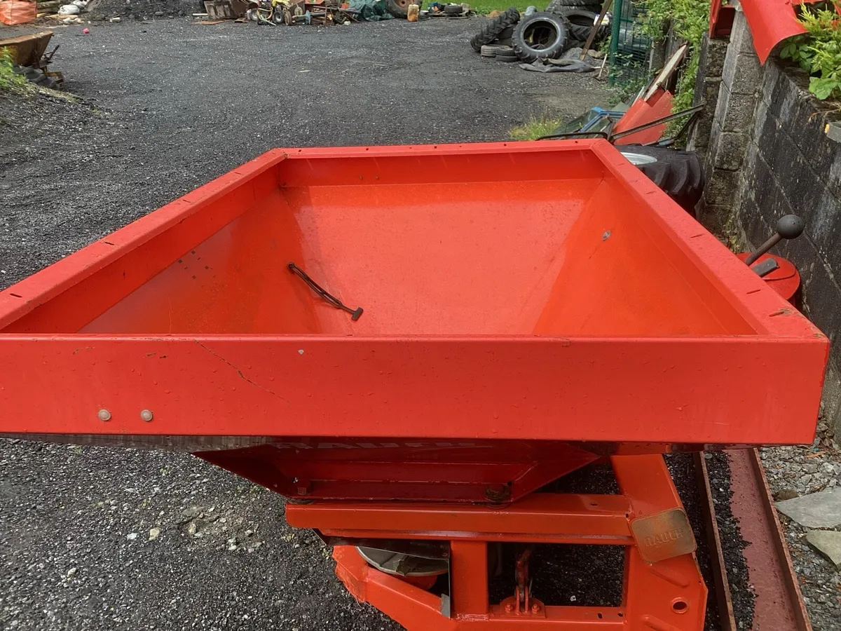 6. FERT SPREADERS SEE PICTURES - Image 2