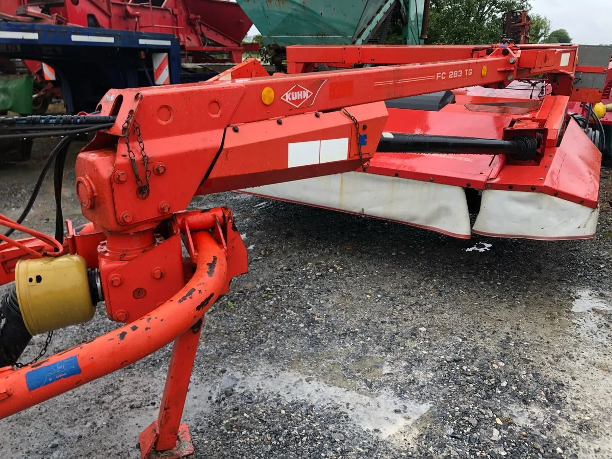 Kuhn 9ft trailed mower - Image 1