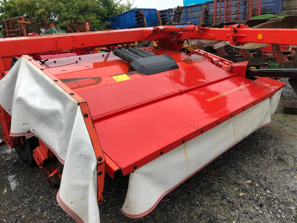 Kuhn 9ft trailed mower - Image 2