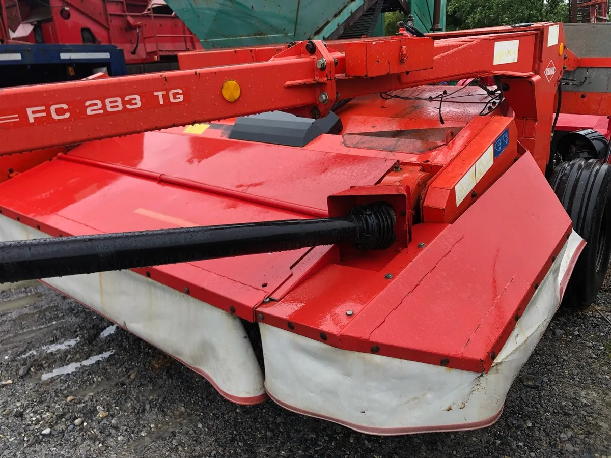 Kuhn 9ft trailed mower - Image 3