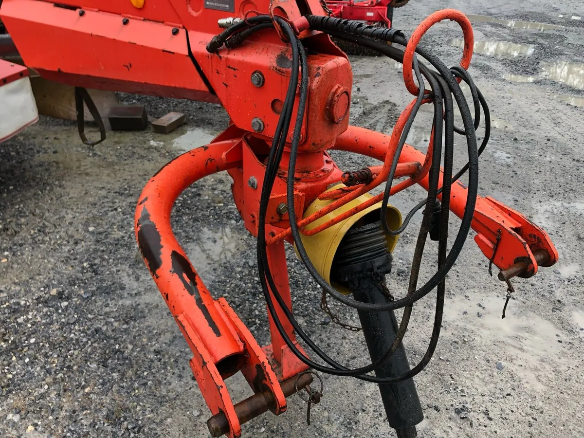 Kuhn 9ft trailed mower - Image 4