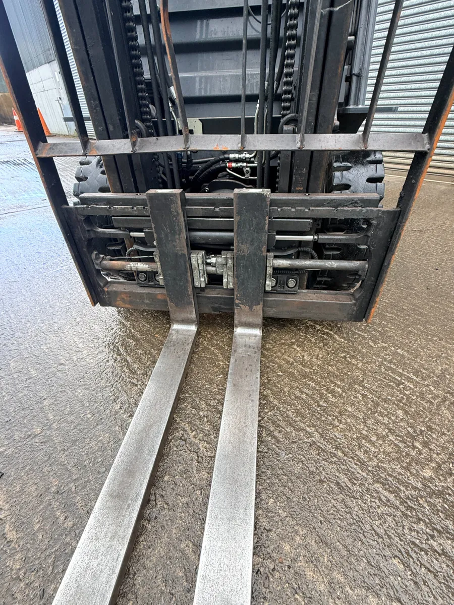 Toyota forklifts - Image 4