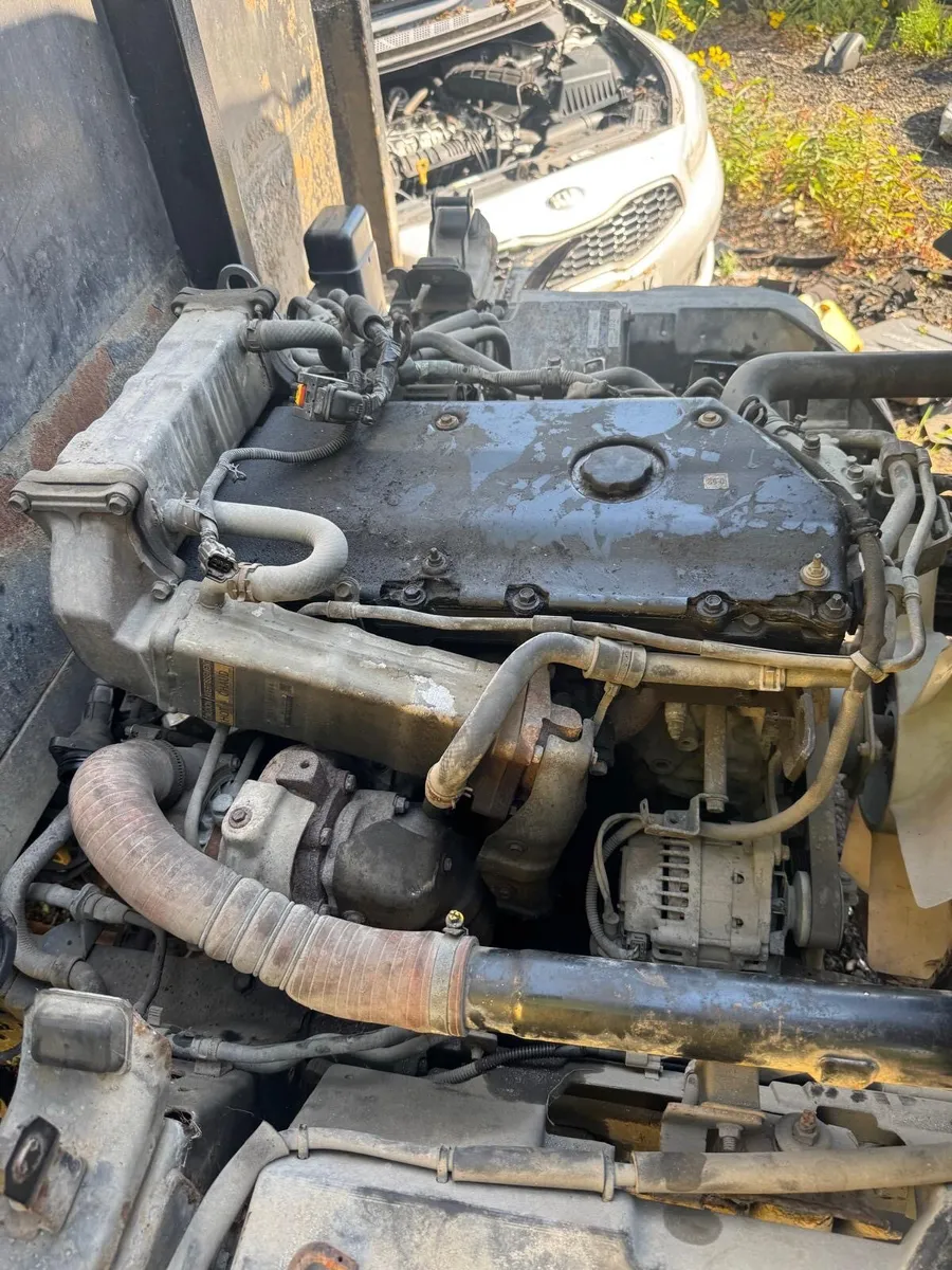2011 Isuzu 7.5 Auto gear Needs Engine - Image 3