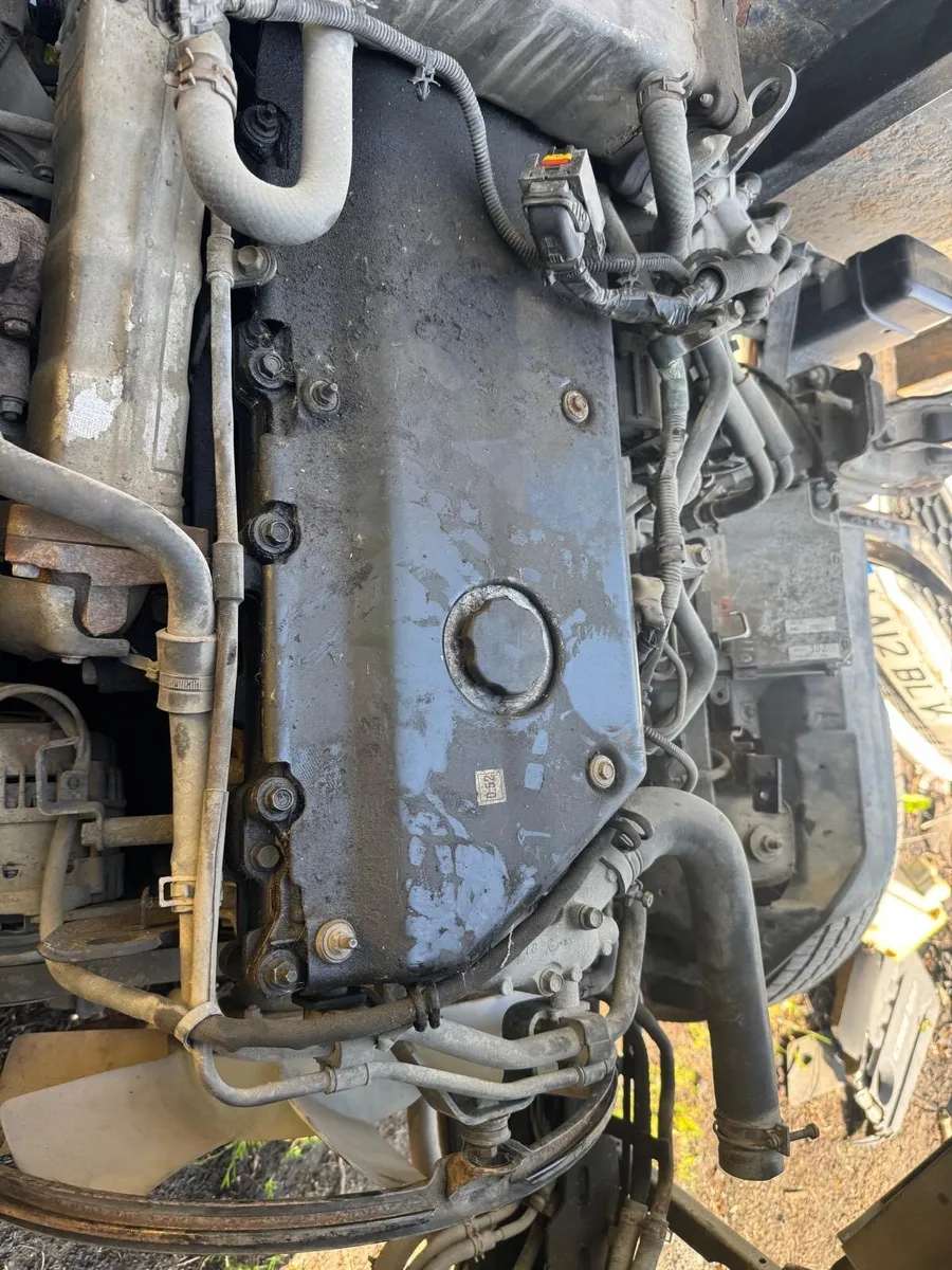2011 Isuzu 7.5 Auto gear Needs Engine - Image 4