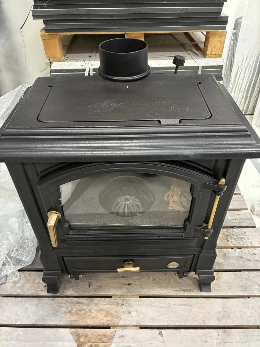 Oil Stove with back boiler. - Image 1