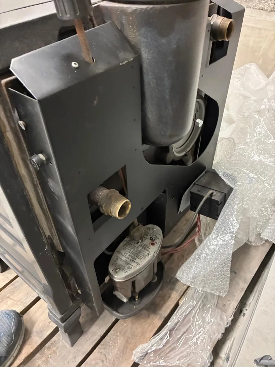 Oil Stove with back boiler. - Image 3