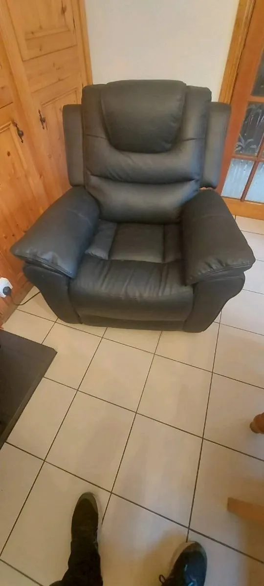 Recliner chairs X 2 grand new - Image 1