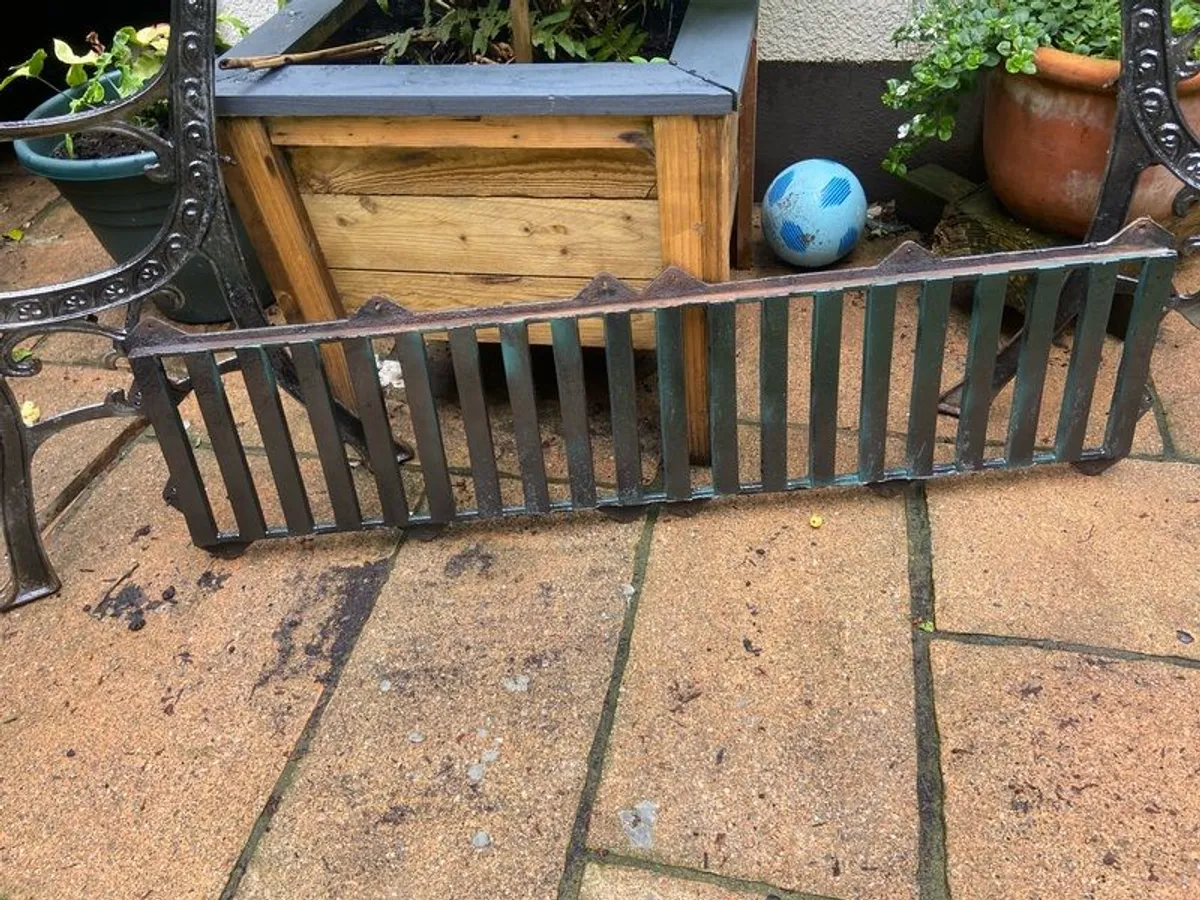 Garden bench. - Image 3