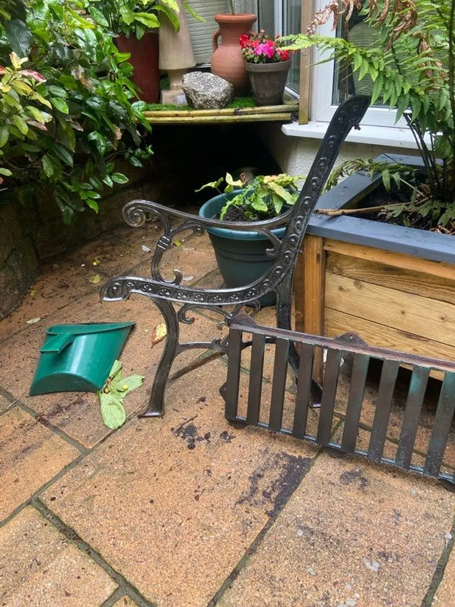 Garden bench. - Image 4