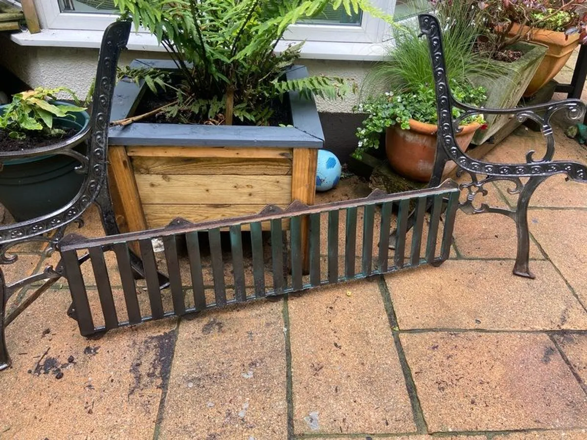 Garden bench. - Image 1