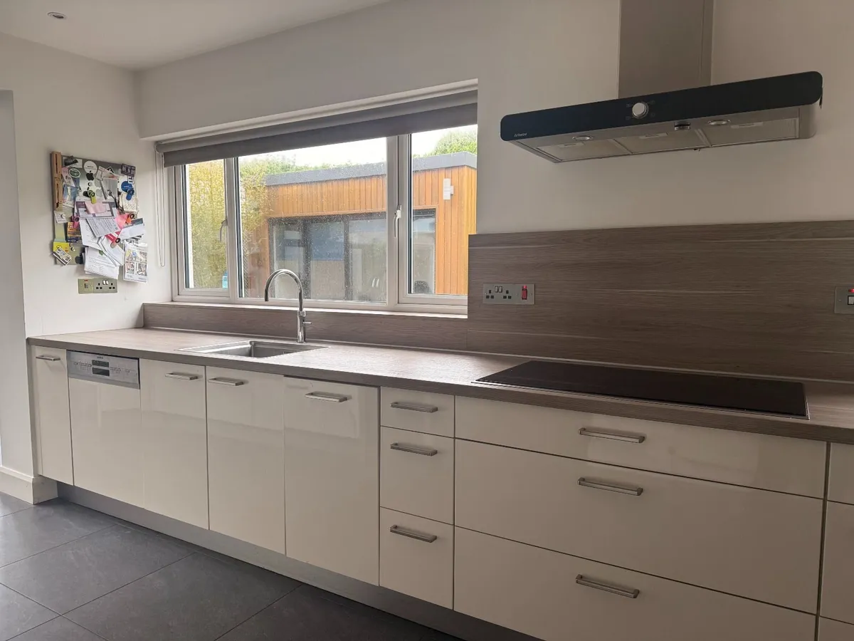 Premium high-gloss fitted kitchen - Image 2