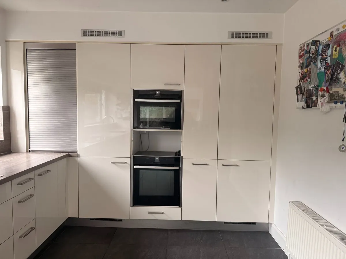 Premium high-gloss fitted kitchen - Image 3