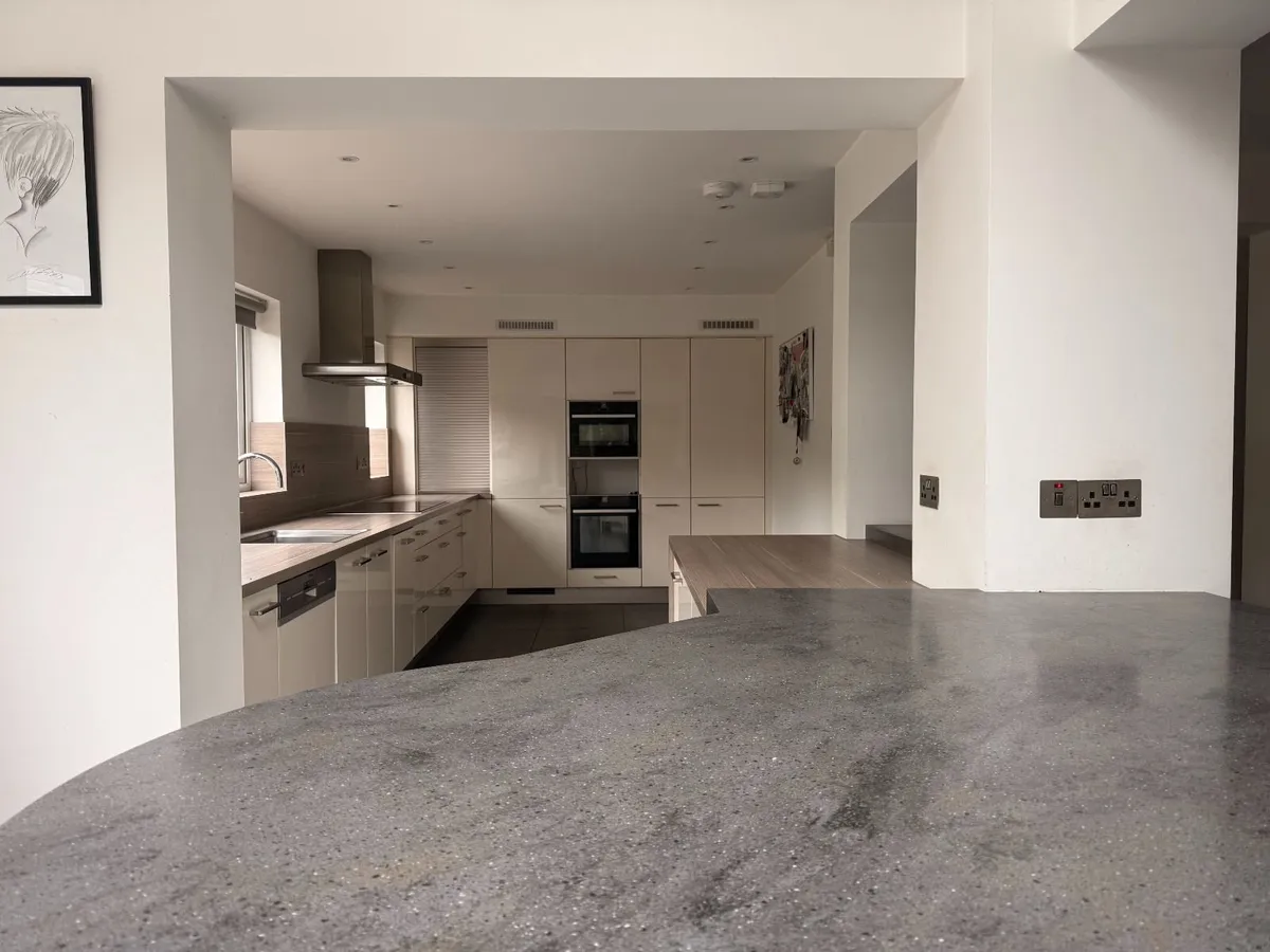 Premium high-gloss fitted kitchen - Image 4