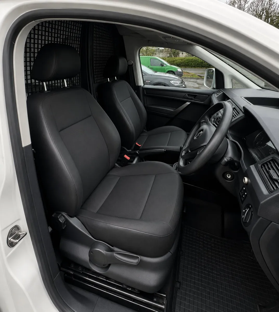 192 Volkswagen Caddy 102Bhp Maxi - Image 3