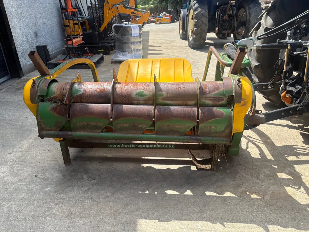 Hustler Chainless round bale unroller - Image 3