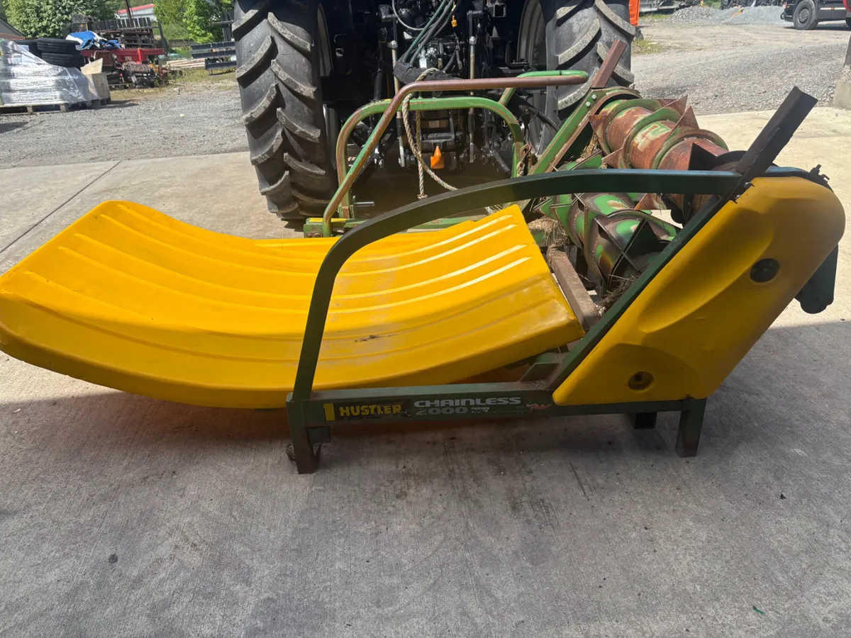 Hustler Chainless round bale unroller - Image 4