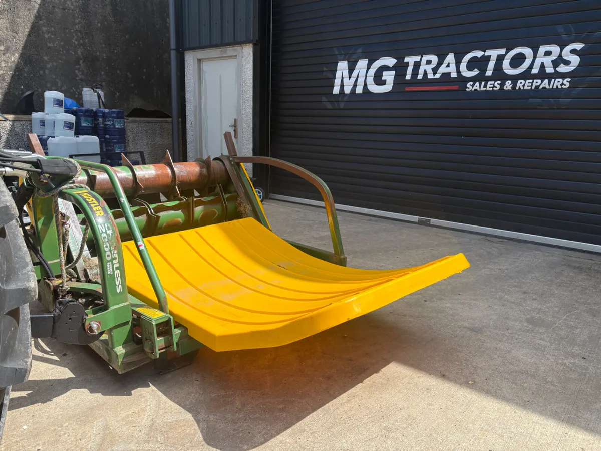 Hustler Chainless round bale unroller - Image 1