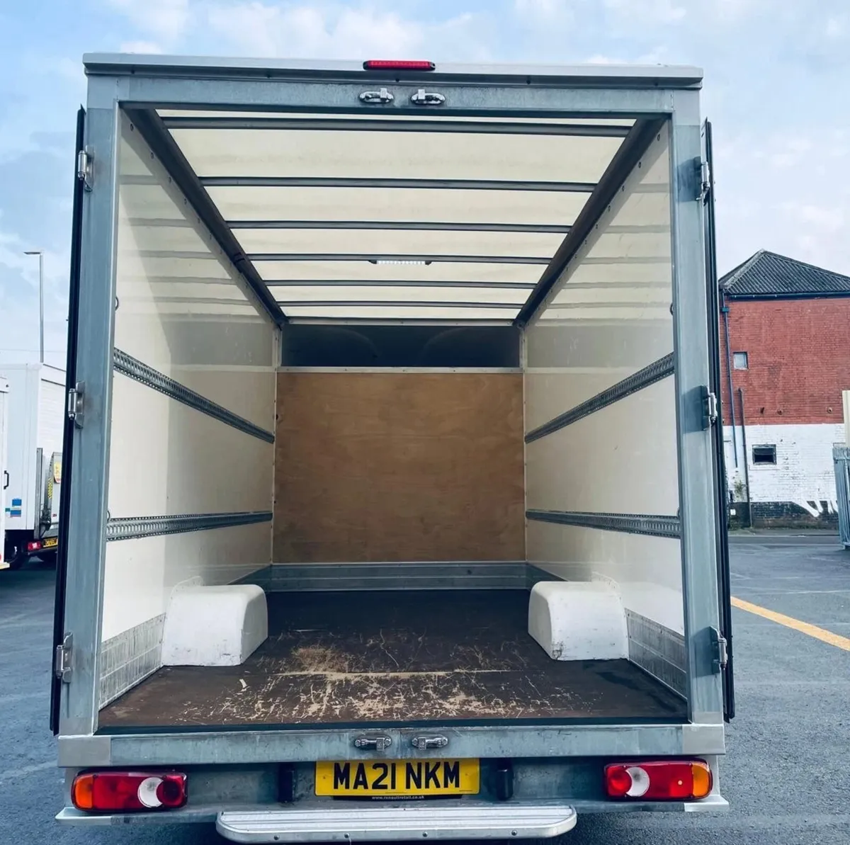 2022 Volkswagen Crafter Luton Box Van - Image 2