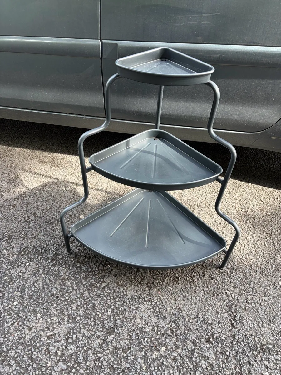 corner shelf / flower stand (metal) - Image 1