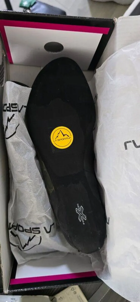 wall climbing shoes - Image 1