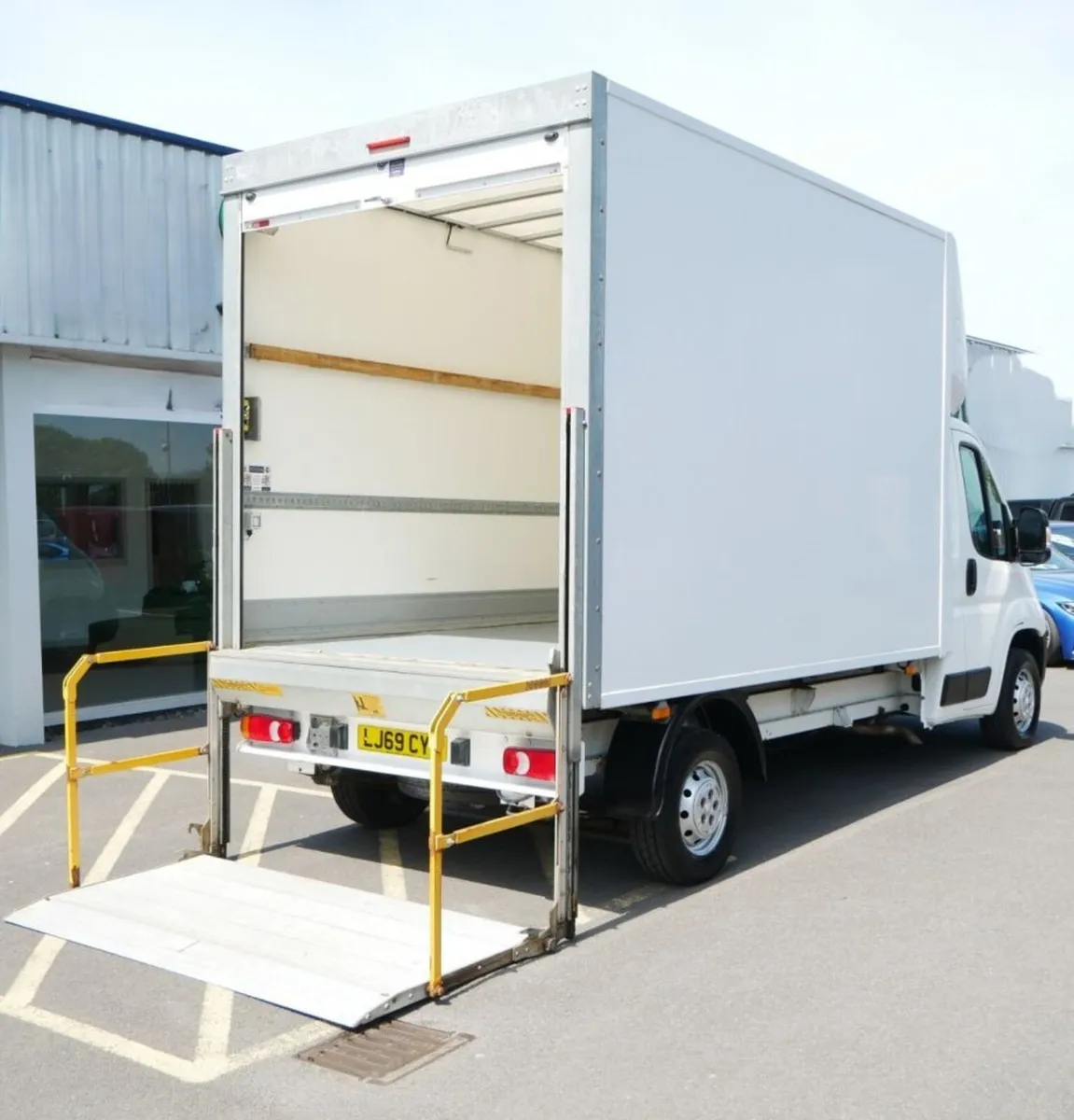2019 Peugeot Boxer Luton Box Van - Image 2