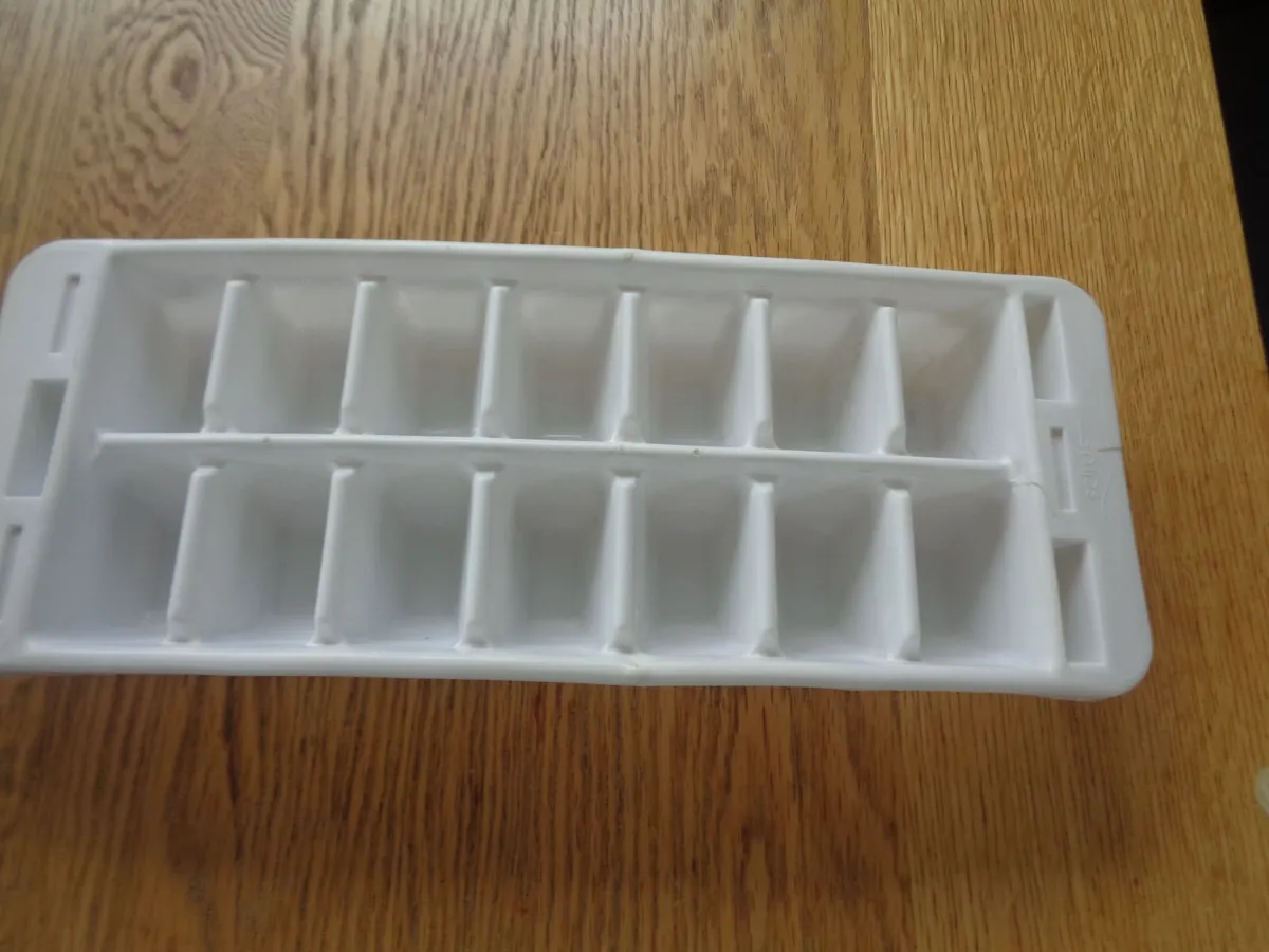 White Plastic Ice Cube Tray for Sale - Image 2