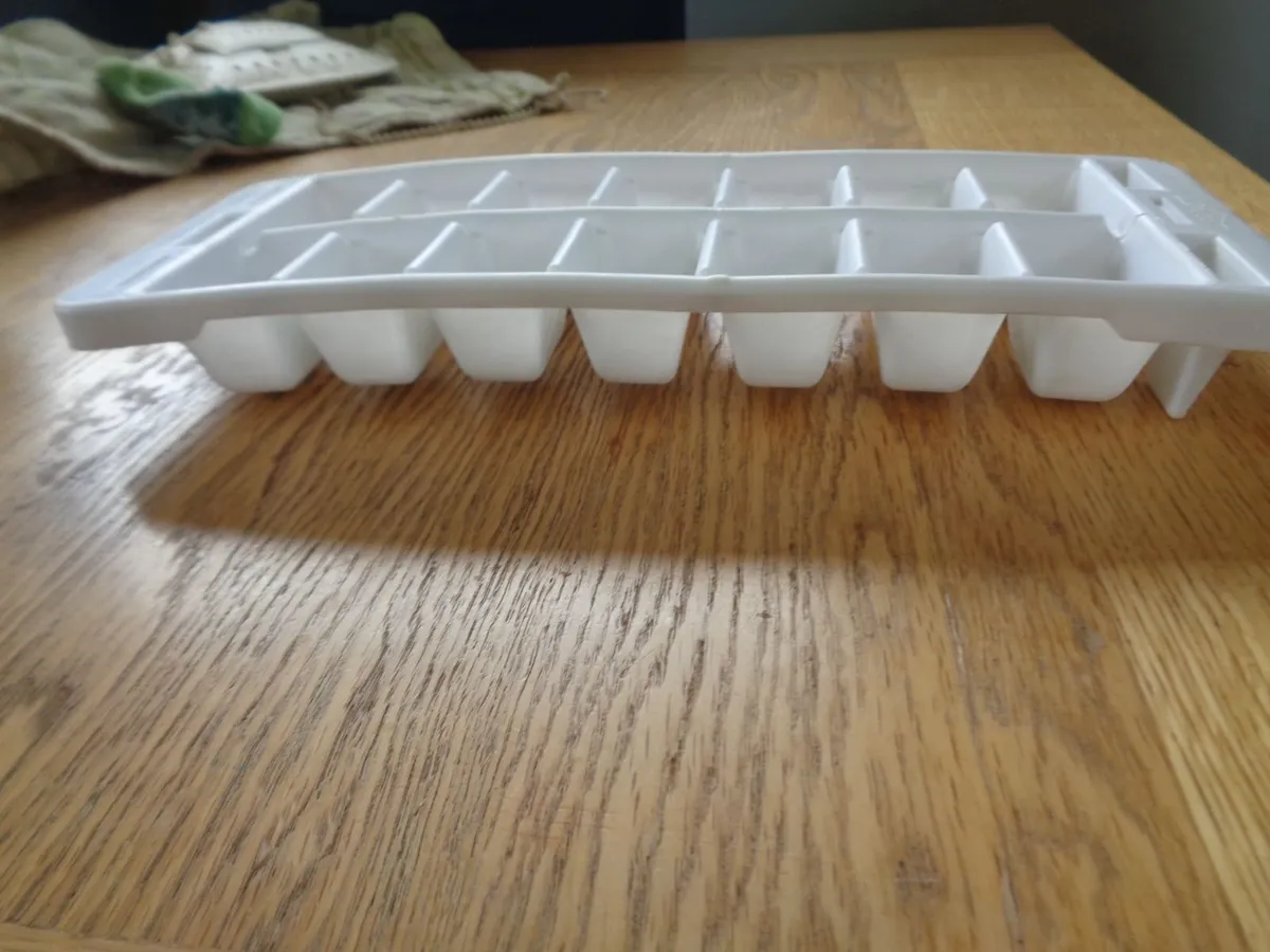 White Plastic Ice Cube Tray for Sale - Image 3