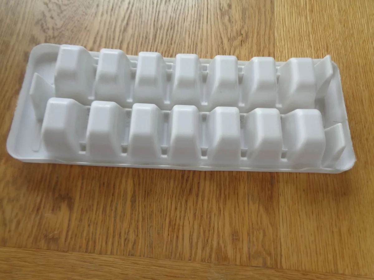 White Plastic Ice Cube Tray for Sale - Image 4