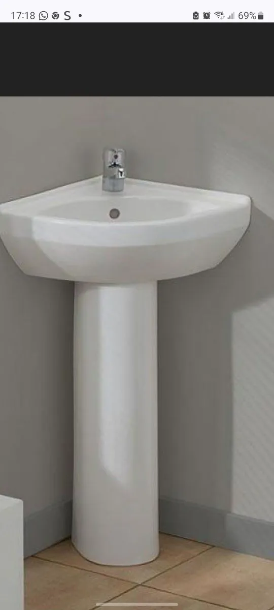 Corner sink and pedestal - Image 2