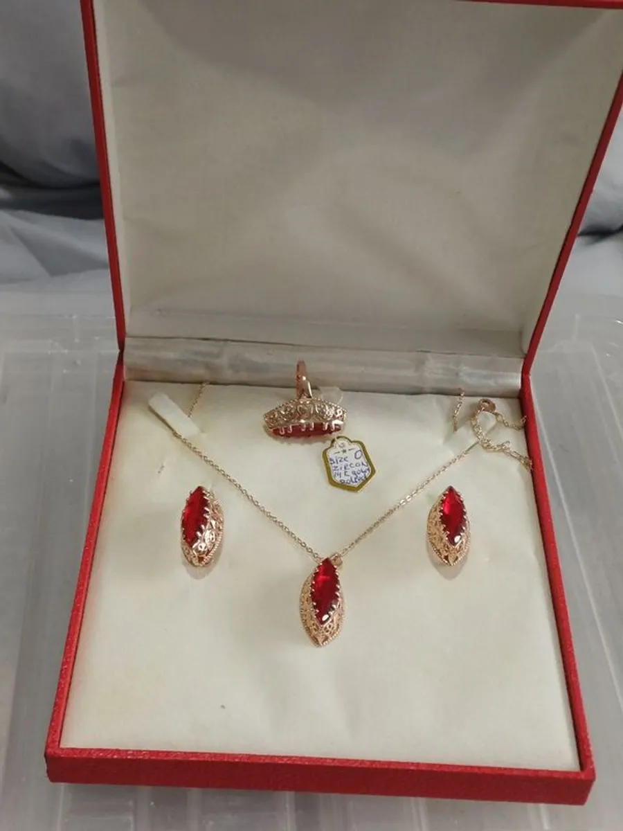 A Three-Piece Vintage Style 14K Gold Rolled Zircon Jewelry Set - Image 4