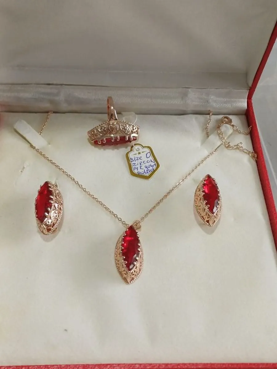 A Three-Piece Vintage Style 14K Gold Rolled Zircon Jewelry Set - Image 1